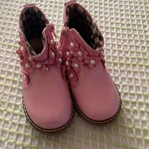 Little girl 👧 pink zip up boots..